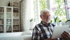 Frau schaut sich Experten- und Patientenvideos zur Hypercholesterinämie am Tablet an